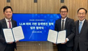 [사진] LLM 기반 검색엔진 공동개발 업무협약을 체결한 마인즈앤컴퍼니-프로텐(왼쪽부터 고석태 마인즈앤컴퍼니 공동대표, 박재완 프로텐 대표, 천용우 프로텐 부사장)